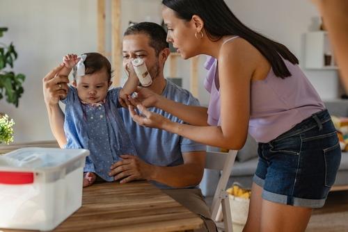 parents qui jouent en famille 